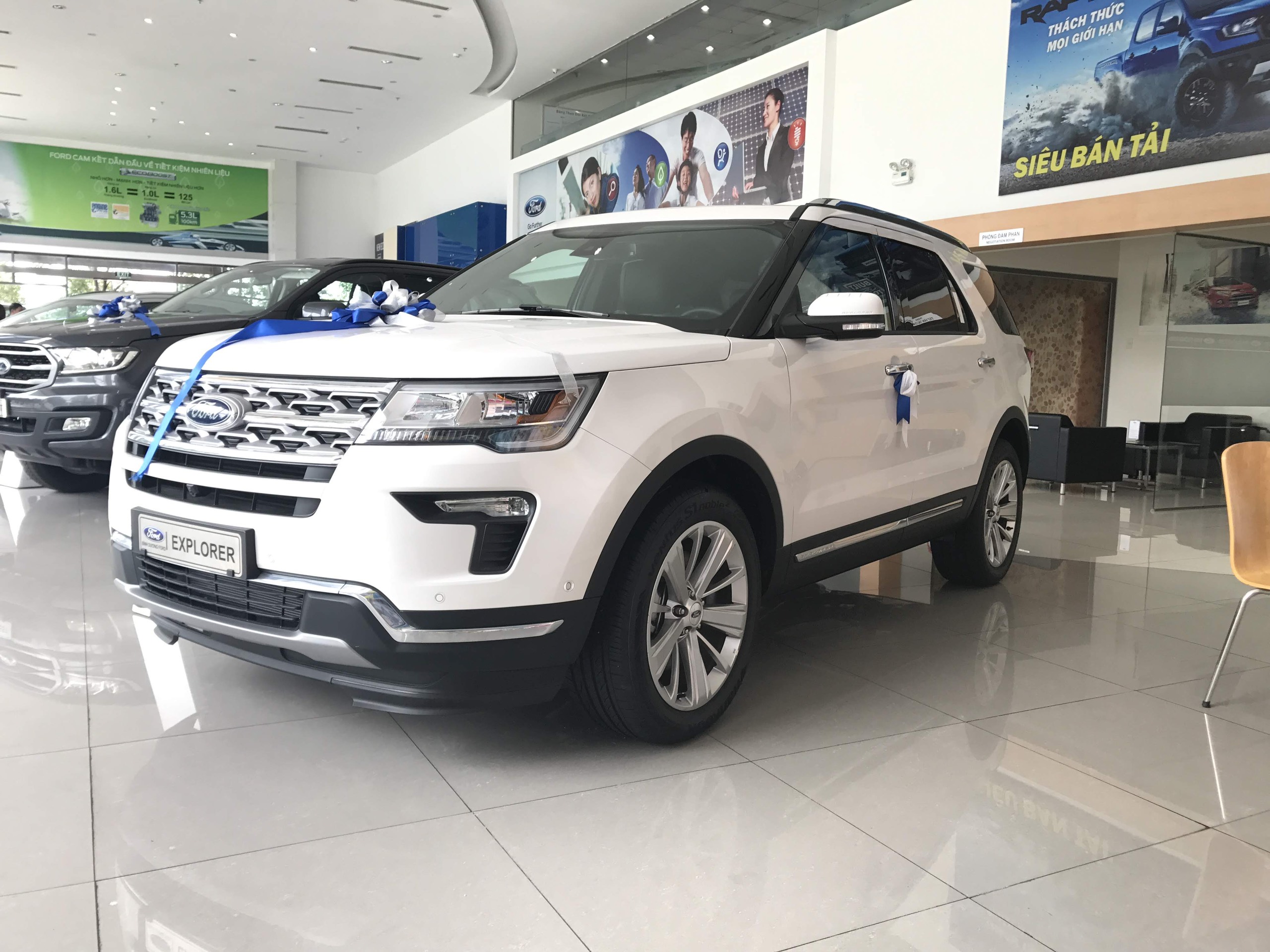 Giao xe Ford Explorer Limited 2.3L Anh T&acirc;m Hồ Ch&iacute; Minh